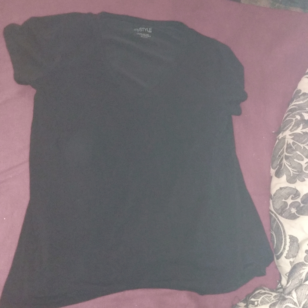 XL black v-neck tee